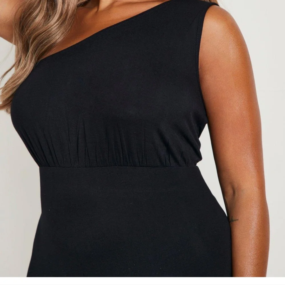 One shoulder - Picture 4 of 5